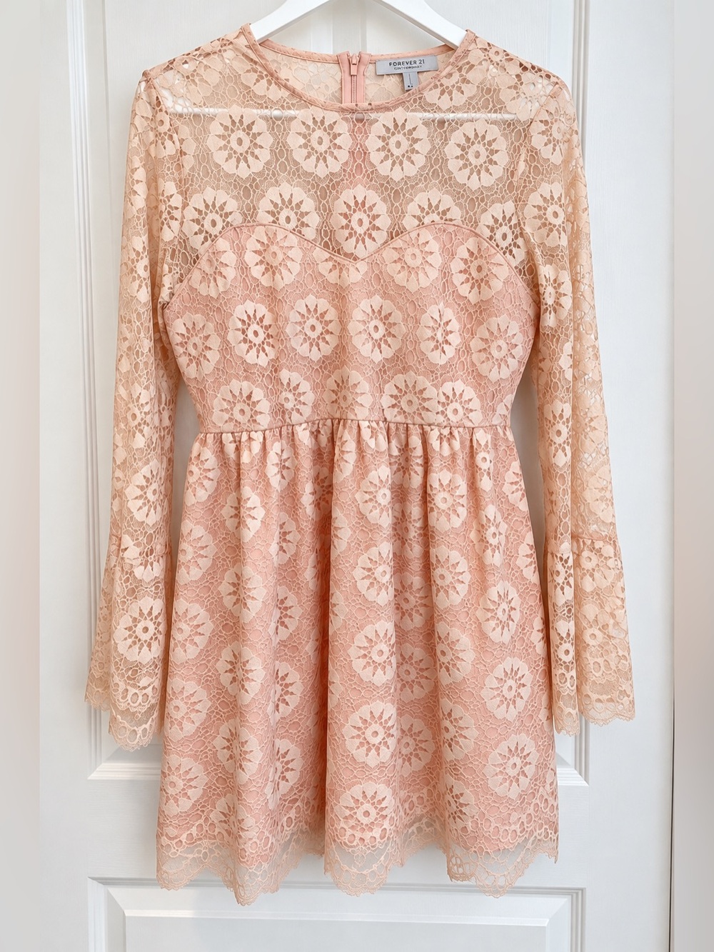 Forever 21 Contemporary blush pink floral lace mini dress, size Medium. 🌸